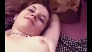 ربة منزل قرنية رعاية ابنتها