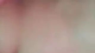 يحصل أكل كس الآسيوية لطيف من قبل لعبة بحجم العين
