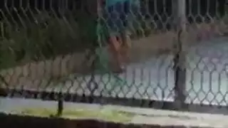 المراهق النحيف وصديق والدها يمارسان الجنس في السر مثل الجنون ، بينما لا أحد يراقبهما