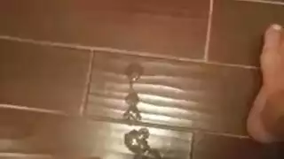 طلبت مراهقة شقية ممارسة الجنس في صباح الكريسماس لكن صديقها أصبح سيئًا في المدرسة