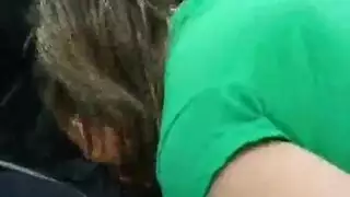 فاتنة قرنية مص ديك شخص غريب وإدخاله داخل بوسها ، من الخلف