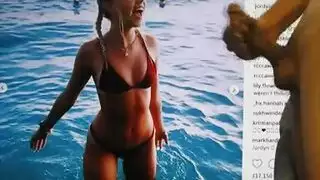 شقراء الآسيوية يتبول في الوعاء