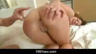 رجل ديك كبيرة يضع له ديك في قميص فتاة لطيف