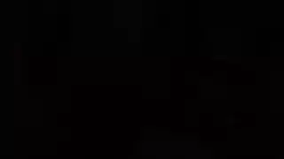 مثير نيفيا في سراويل صفراء ضيقة