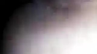 تتعرض امرأة سمراء للتحول الجنسي أثناء العلاج بالتدليك المثير في صالة الألعاب الرياضية ، وتستمتع به كثيرًا