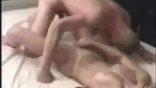 فاتنة الشباب مارس الجنس مقابل المال من قبل معلميه الأغنياء