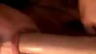 فاتنة المدبوغة ترتدي سراويل داخلية وجوارب بيضاء أثناء استمناء في السرير في شقتها