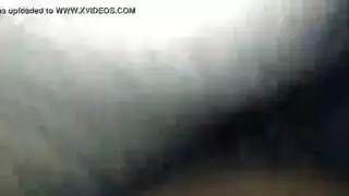 خلع الأحذية السوداء ذات الكعب العالي