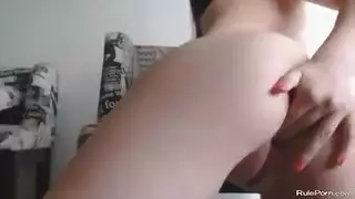 أمي مثلية تجعل الأمر سهلاً من خلال الحصول على عارية على السرير.
