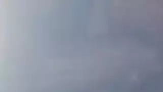 تعرض المرأة الناضجة جسدها المحلوق تمامًا والثدي الصغير المثالي أمام الكاميرا