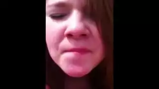 الهواة أحمر الشعر في سن المراهقة يجرد قبالة ملابسها الداخلية