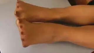 المراهقة الشقراء المثيرة تنشر ساقيها مفتوحة على مصراعيها وتجعل العضو التناسلي النسوي لها يمسح ، في النهاية.