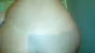 عارضات الأزياء الشابات الرائعات يتنحنن على الشاطئ