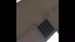 الكلبة الشقراء المغرية في القميص الأزرق هي الحصول على قبضة بوسها النحيف في غرفة فندق لطيفة