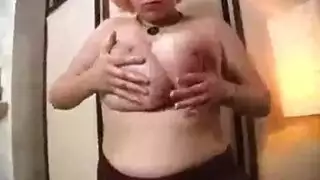 كيكي تحصل على ثقوبها مليئة بالعصائر الساخنة من رفاقها الذين يحبون لعق حو لها