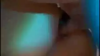 الفتاة الشقراء تركب الديك بينما يراقبها شريكها في غرفة الفندق