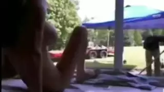 البستاني قرنية يحمل بوسها
