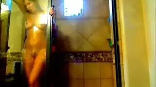صديقة في الحمام مع كبير الثدي