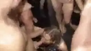 تم تسمير الفتاة القذرة في تاريخها الأول ، بدلاً من ممارسة لعبة تنس مع صديقها
