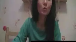 ترتدي فاتنة المشاغب جوارب سوداء وسراويل داخلية مثيرة أثناء ممارسة الحب مع جارتها