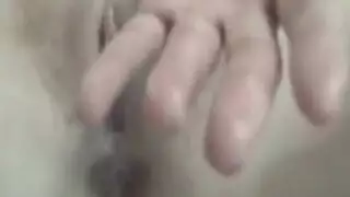 تلعب امرأة سمراء فاتنة مع هزاز لها حتى انها