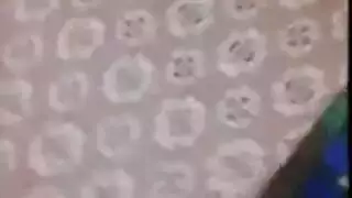 سيدة اليابانية الساخنة ملقاة على السرير، في حين أن الرجل يظهر ويبدأ سخيفها.