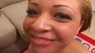 خادمة سكسية جعلت سيدها يهيج و ينيكها بقوة من كسها