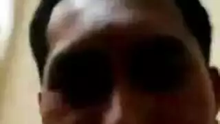 طبيب نسائي مقرن يحلب حلمات مراهقة صلبة