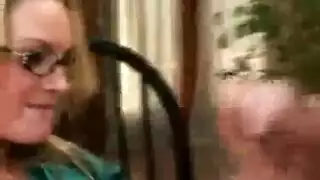 شقراء جبهة مورو فاتنة يلعب مع لعبة